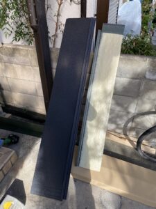 ガルバリウム鋼板の屋根材。右側は裏面のウレタン断熱材が見えます。